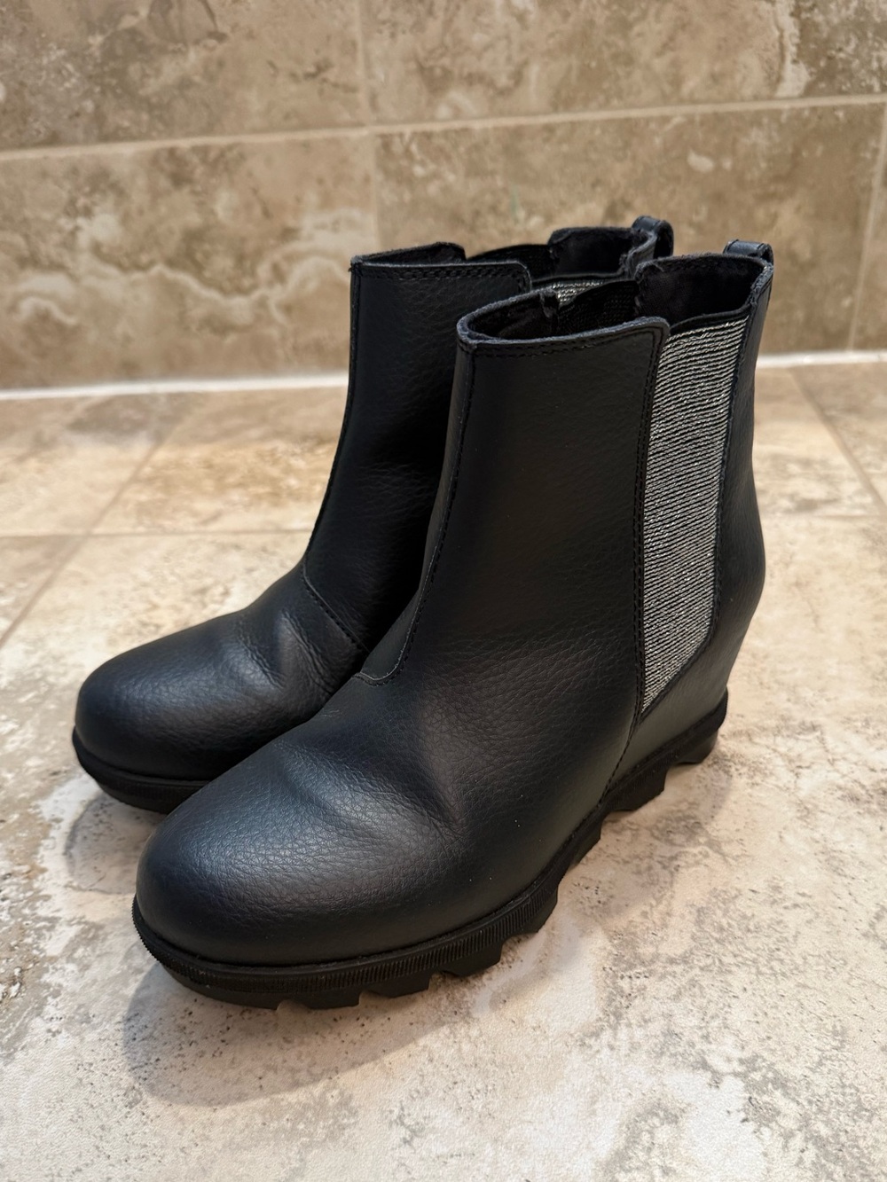 Sorel Black Chelsea Wedge Ankle Boots with Elastic Side Panel- Girls 4